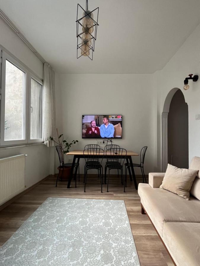 Ferienwohnung Centrally Located, 2+1 House In Taksim, Cihangir Istanbul Exterior foto